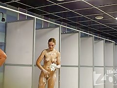 Blondi upea elin ottaa suihku.