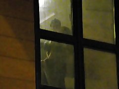 Pojat katsomassa naapurit