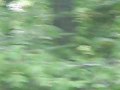 Teini naapuri s äiti pihalla