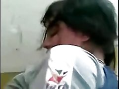 Nuori pari vitun luokkahuoneessa