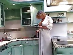 Busty laaja avoin kaapu.